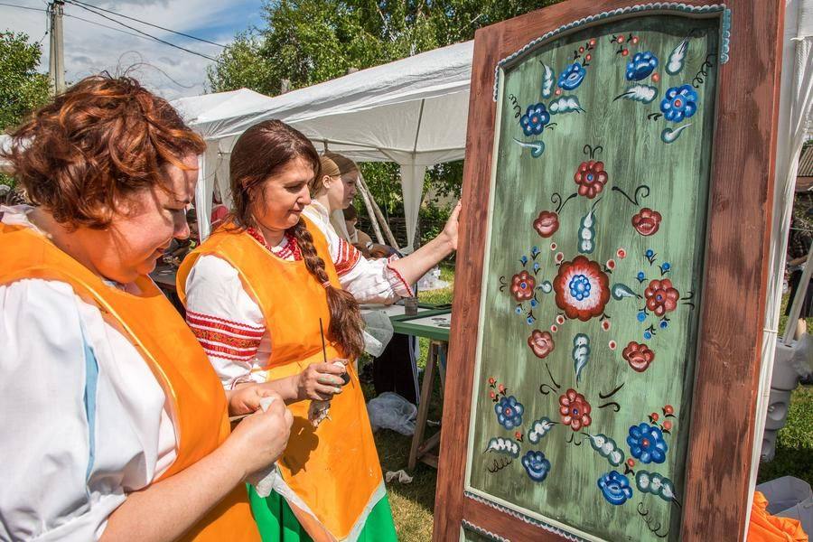 The painted doors will find their place in the houses of the “Ancient Siberia” territory