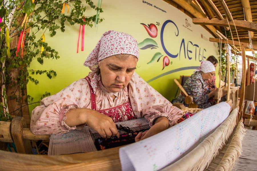 For the first time at “Sletye”, the carpet weaving contest “Spun and Laid” is taking place