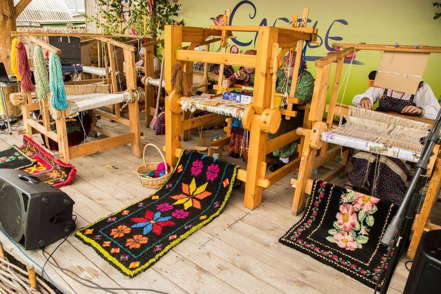 Modern looms are used — crafted to mirror the design of traditional ones