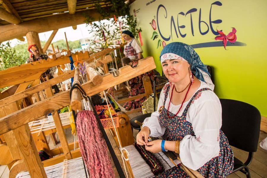 The craftswomen represent Tyumen, Tara, Bolsherechye, and Krestiki