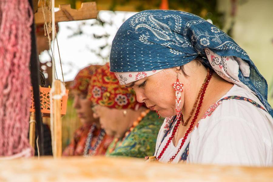 The weavers’ costumes match the spirit of the old times, just like their craft