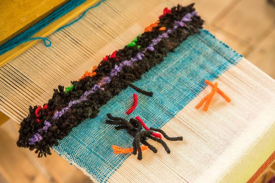 These are the threads prepared for laying into rows