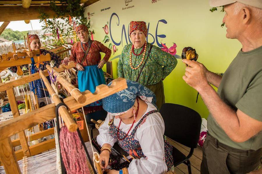 Spectators often approach the craftswomen to share their impressions and ask questions