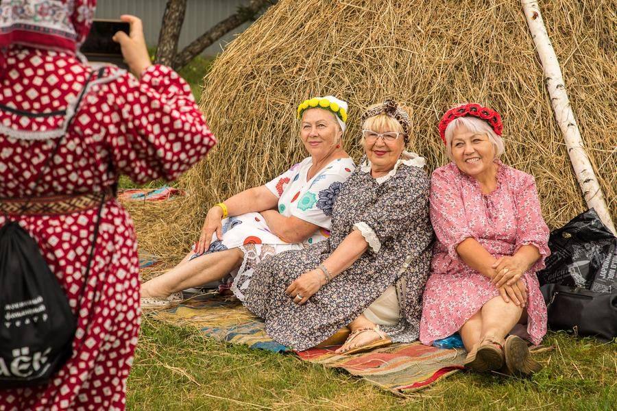 After chatting with the artisans, tourists can take genre photos