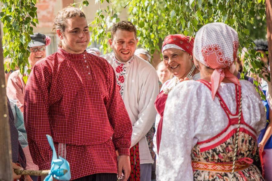 The groom must show he’s truly determined to take the bride away
