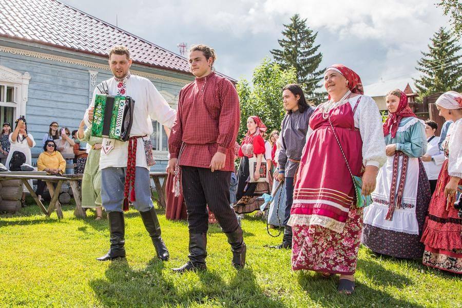 The groom’s best man is the key figure in the wedding rituals