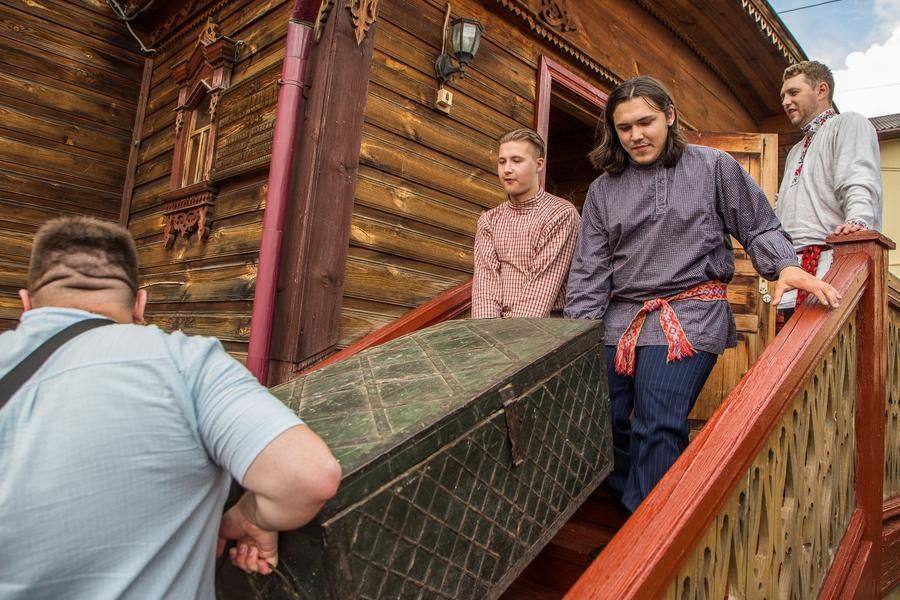 The old chest is an important part of the interior and a keeper of valuable things