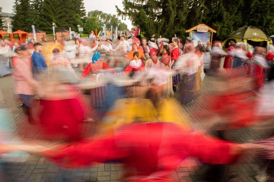 A round dance isn’t always a simple circle, and it isn’t always just one circle