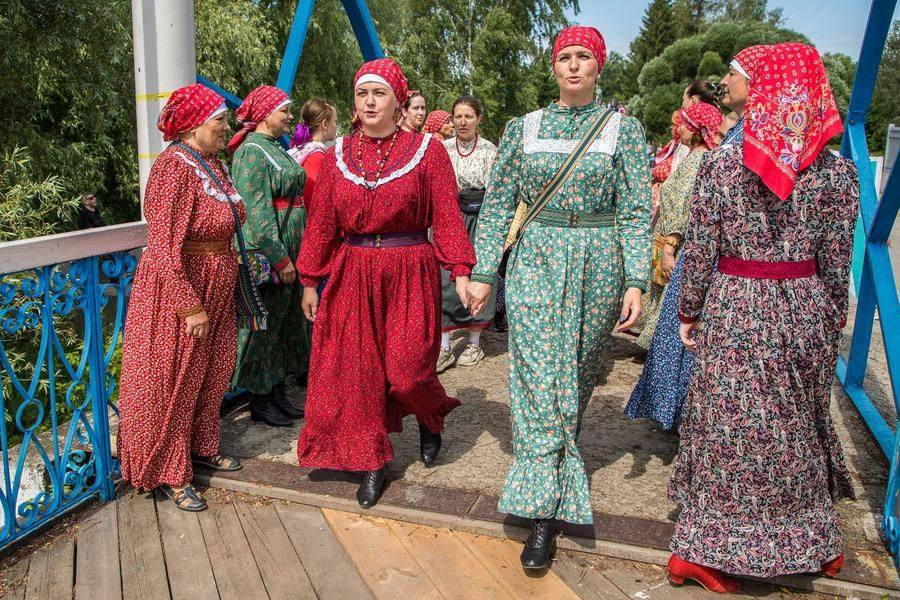 On Sunday morning, folk culture enthusiasts head to the bend of the Bolshaya River