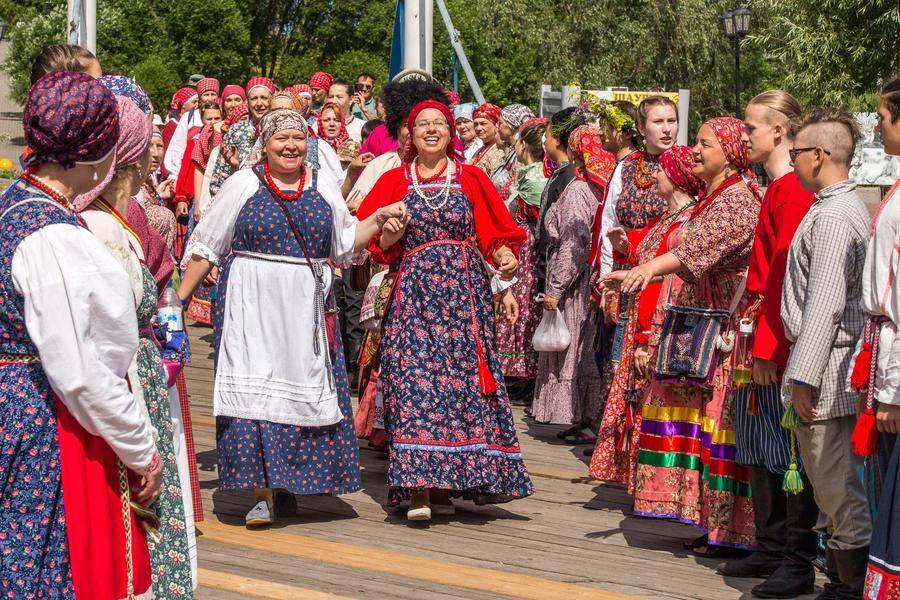 It’s a processional round dance: couples walk between two facing rows of people