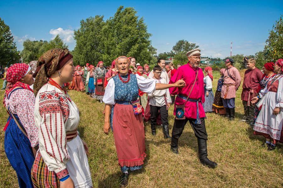 This way, the couples keep moving endlessly, and eventually everyone reaches the destination