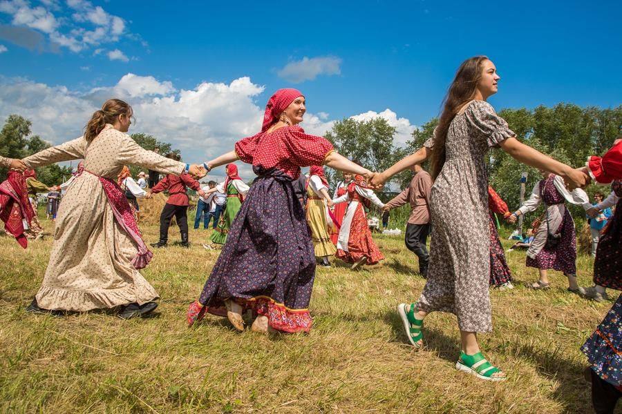 In all Siberian round dances, people hold hands