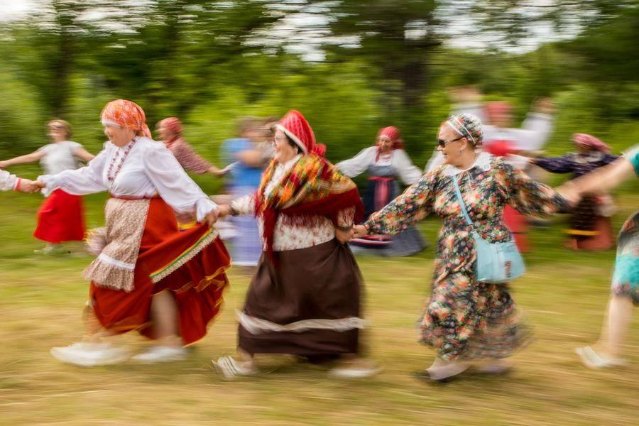 In a photo, the dynamics of this mass dance can be captured with a long exposure
