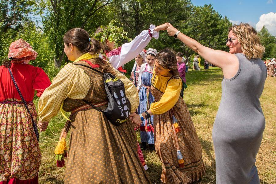 As they pass through the “gate”, the dancers “tangle” the chain