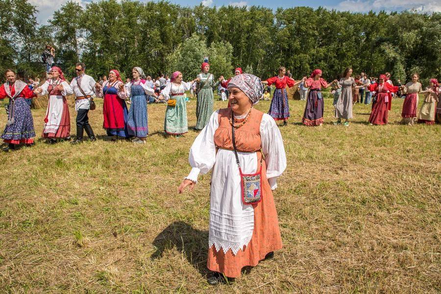 Toward the finale, the round dance returns to the classic circle shape