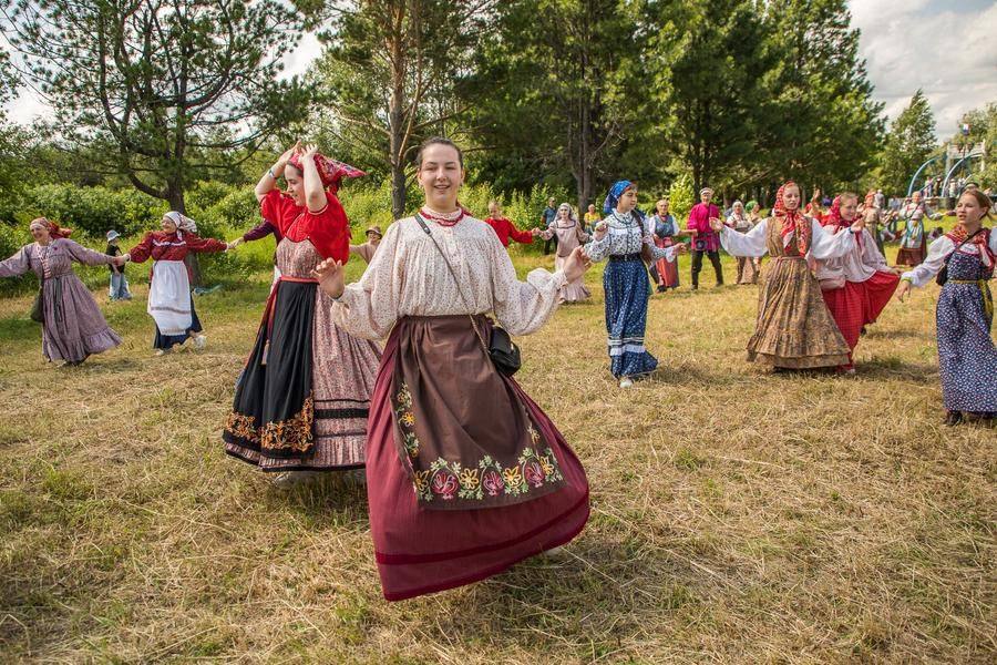 In the center, girls, young women, and even “grandmothers” take turns dancing and hopping