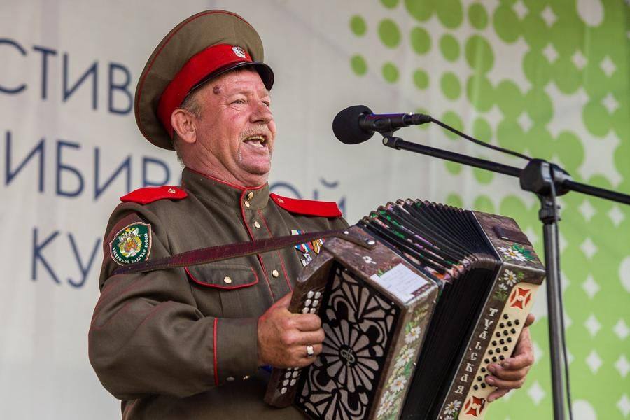Cossacks from the Cherlaksky District effortlessly draw the audience into the world of bold, spirited prowess