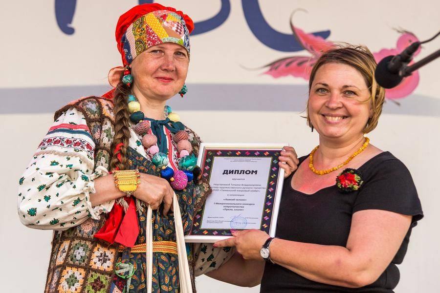 Diplomas are awarded to the craftswomen from the carpet weaving contest…