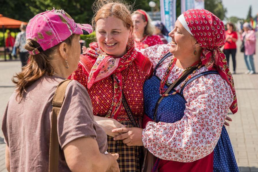 People exchange congratulations and share their impressions of the three eventful days, both on and off the stage