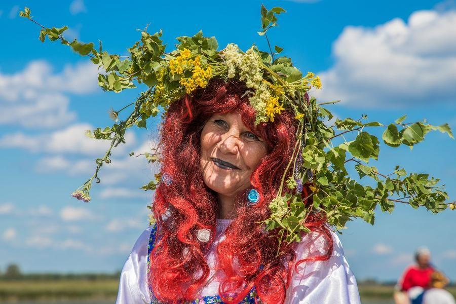 At noon, colorful organizers welcome guests by the lake