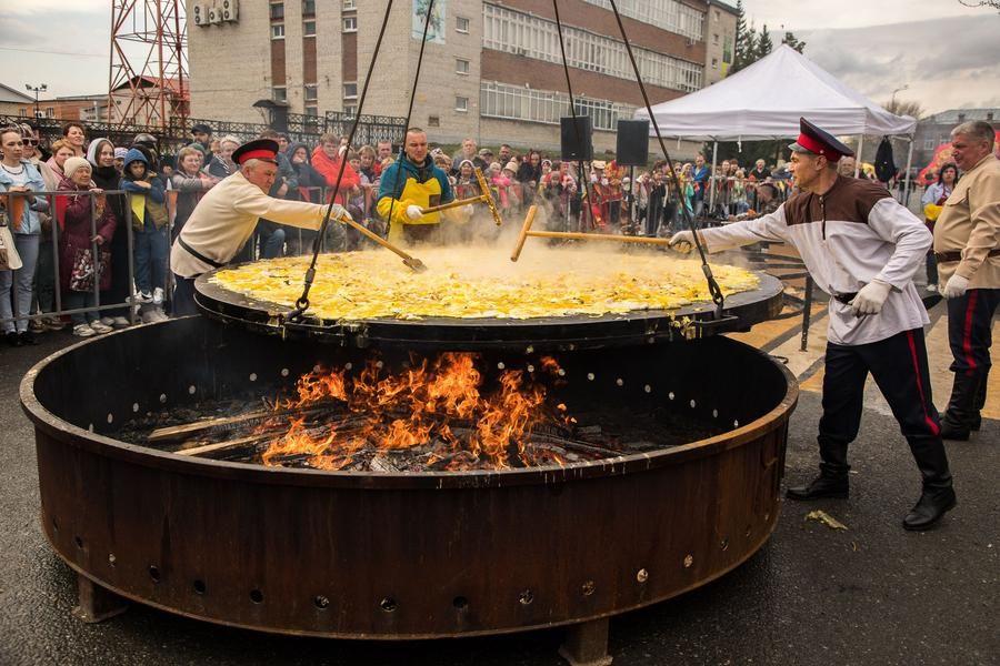 With the fire going strong, the dish will be ready in just a few minutes