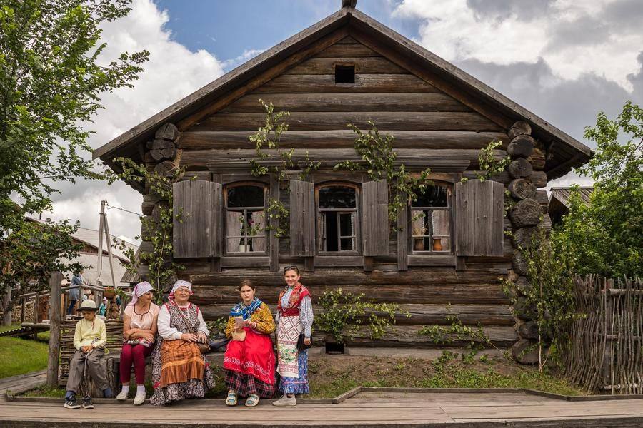 Throughout the festival days, the crafts festival unfolds between the old peasant houses and merchant homes