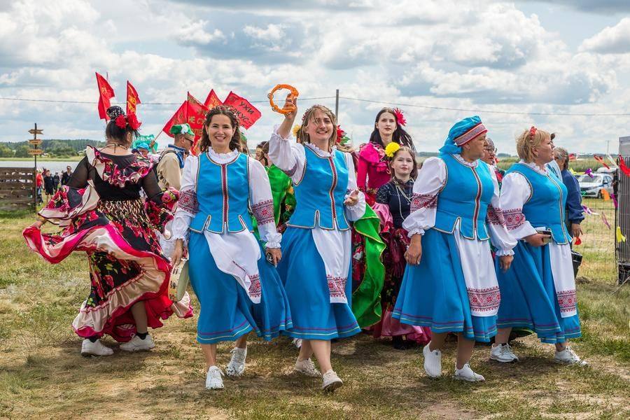 The program kicks off with a procession: participants represent the settlements of the Petukhovsky District