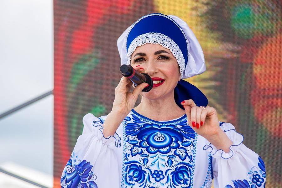 The crowd is welcomed by performers from the Petukhovo Cultural Center