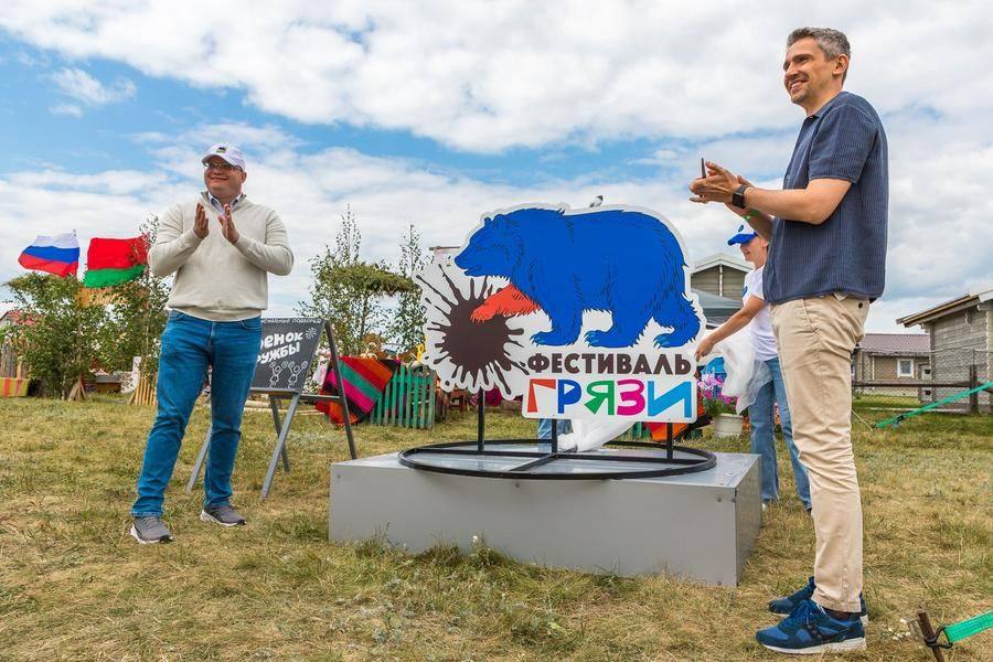 Together they unveiled a new art object featuring the event’s annual branding