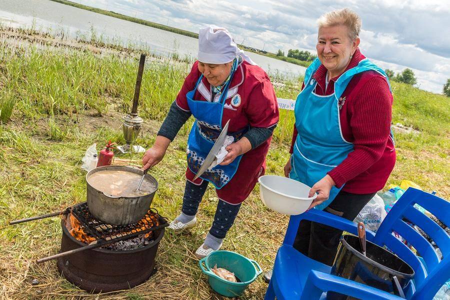 True to the name, teams cook fish soup — each with its own secrets