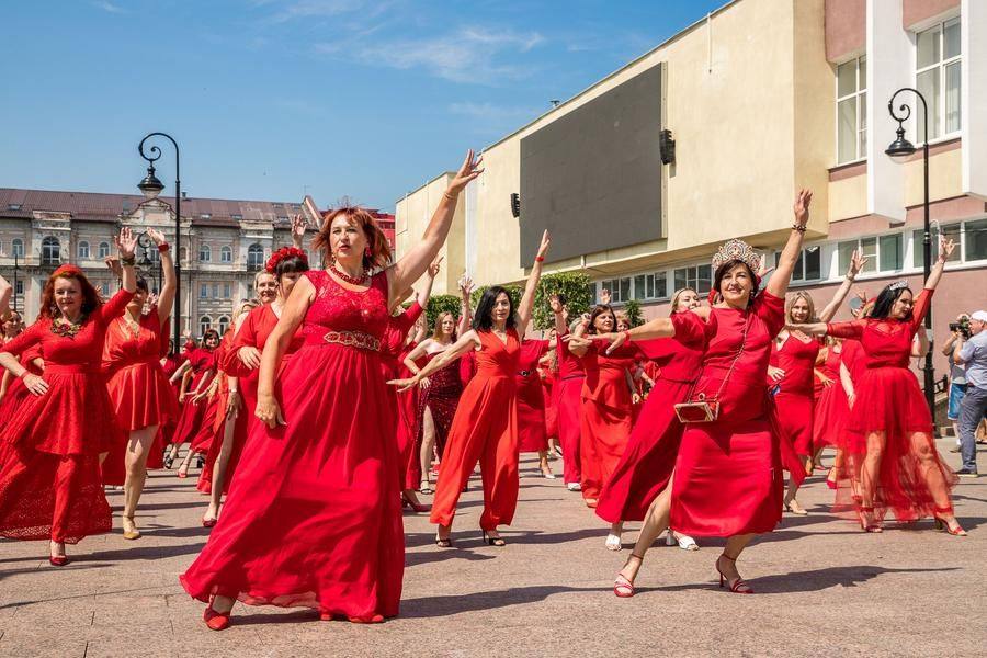 The movements have been rehearsed in advance, so they look rhythmic and expressive