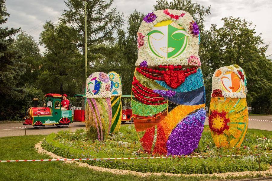 Many locals begin exploring “Flora” from the Lyubinsky Avenue side