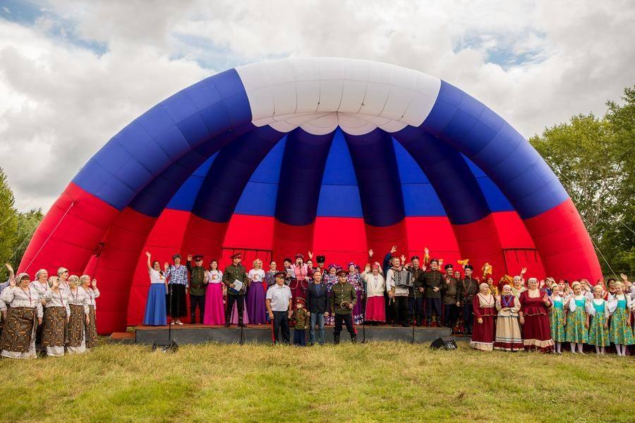 The picturesque meadow has everything needed for a beautiful celebration
