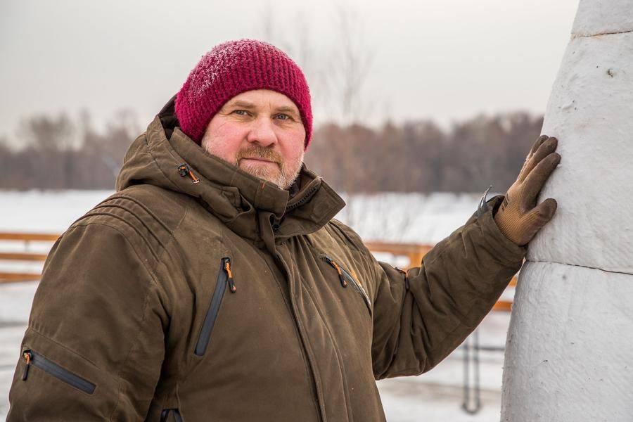 Meet the ceramist Andrey Zaderiy near his art object wrapped in a heat-resistant cover