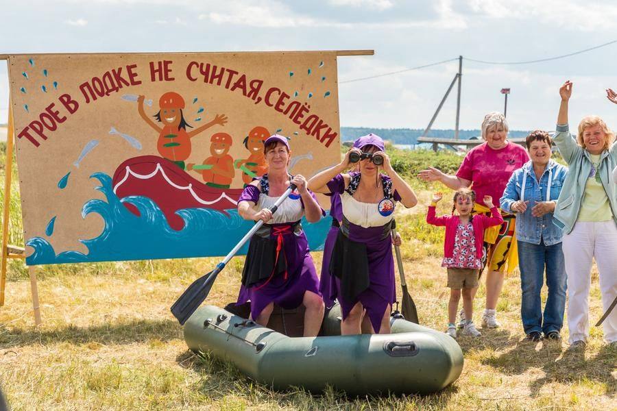 Finally, the women from the village of Rynki announce: “We see our dear guests!”