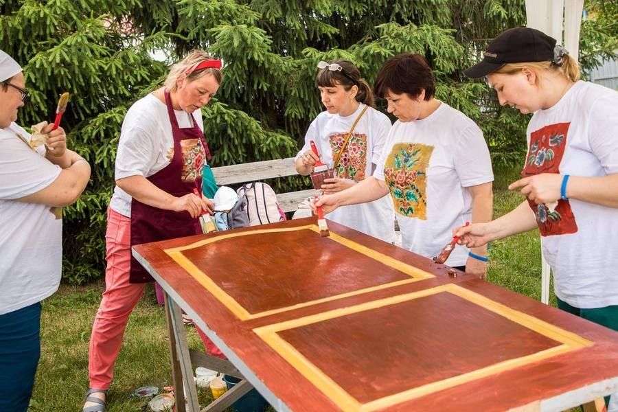 Participants can choose the colors, but the stylistics are strictly defined