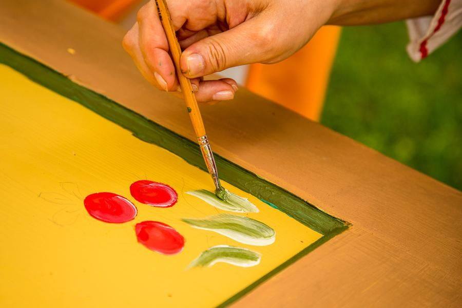 The brushstroke technique is fascinating: the tip of the brush holds both paint and white pigment at the same time