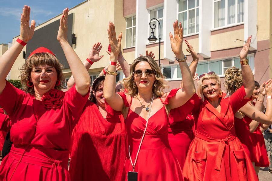 The applause is, of course, for themselves — so stylish and bright