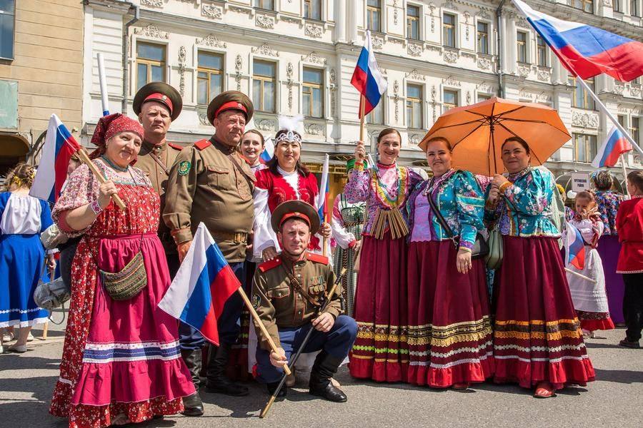 The column, bringing together over two thousand people, forms on Partizanskaya Street
