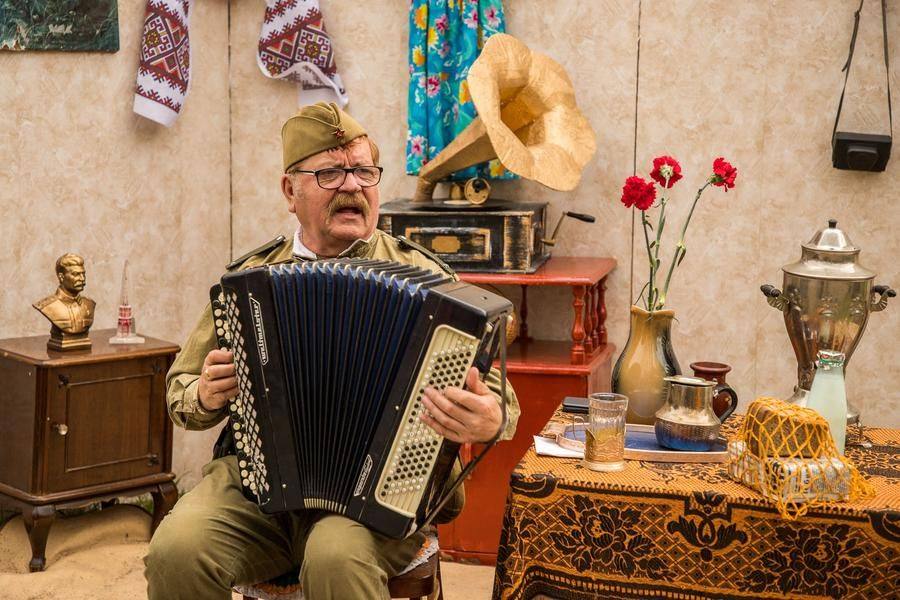 Themed photo zones recreate the everyday life of the 1940s