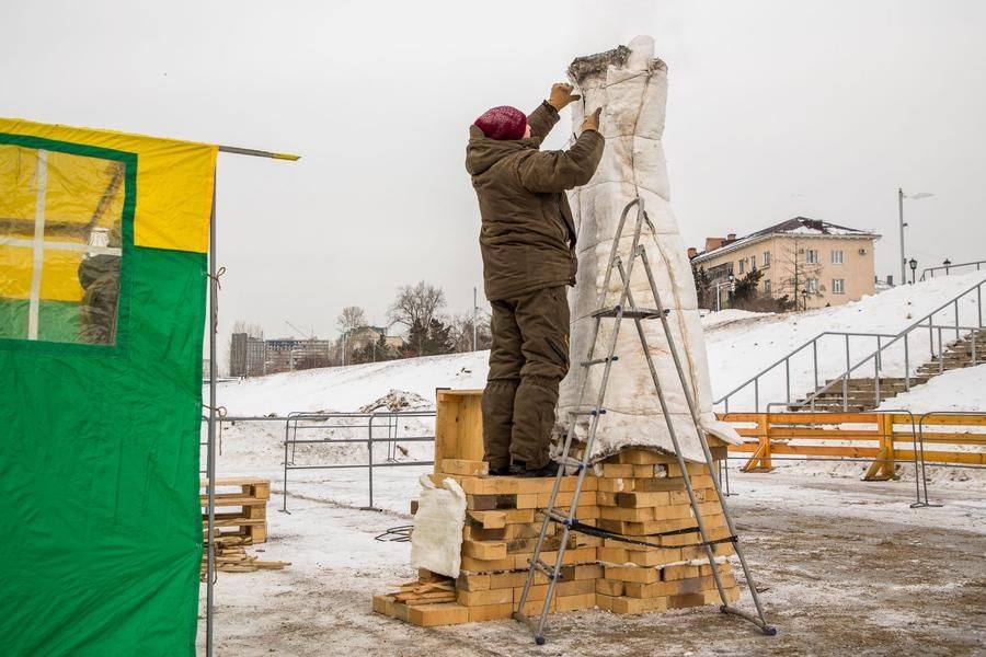 The height of the sculpture is about two meters, and the artist started burning it in an open way