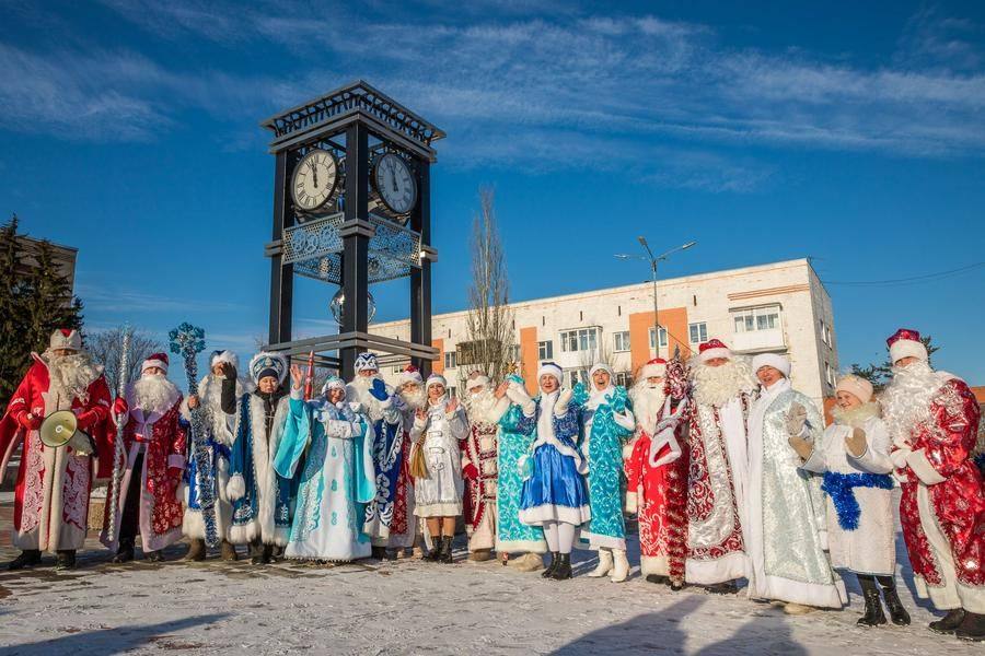 At noon, Father Frost and Snow Maidens from all around gather by the clock