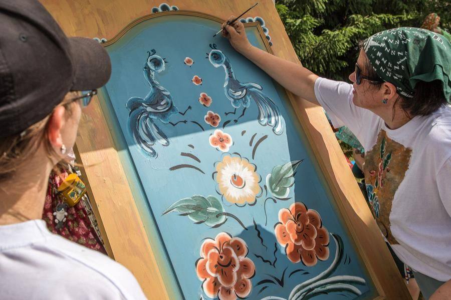 Final touches: the panel is already in a vertical position, and time is running out
