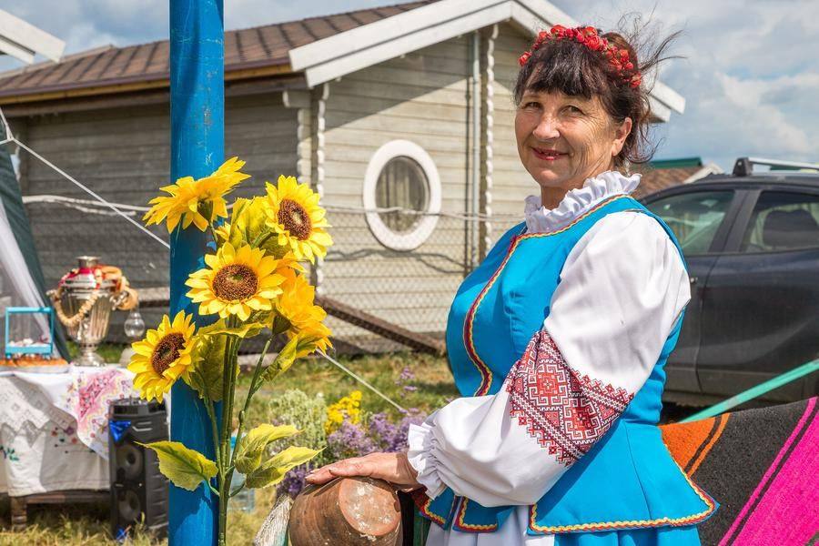Time to stroll through the “Wreath of Friendship” exhibition of national homesteads