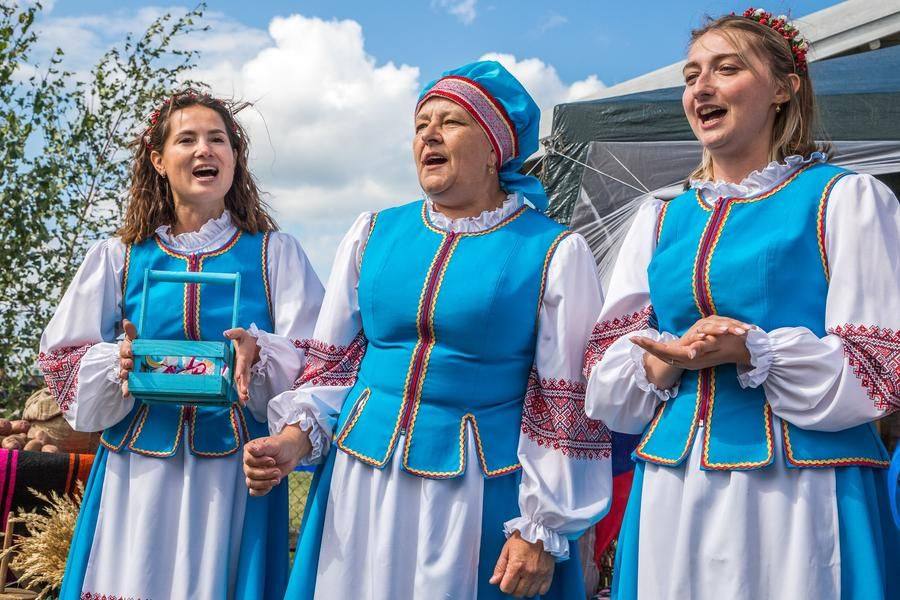 At the Belarusian homestead of Novo‑Ilyinskoye, they sing beloved folk songs…