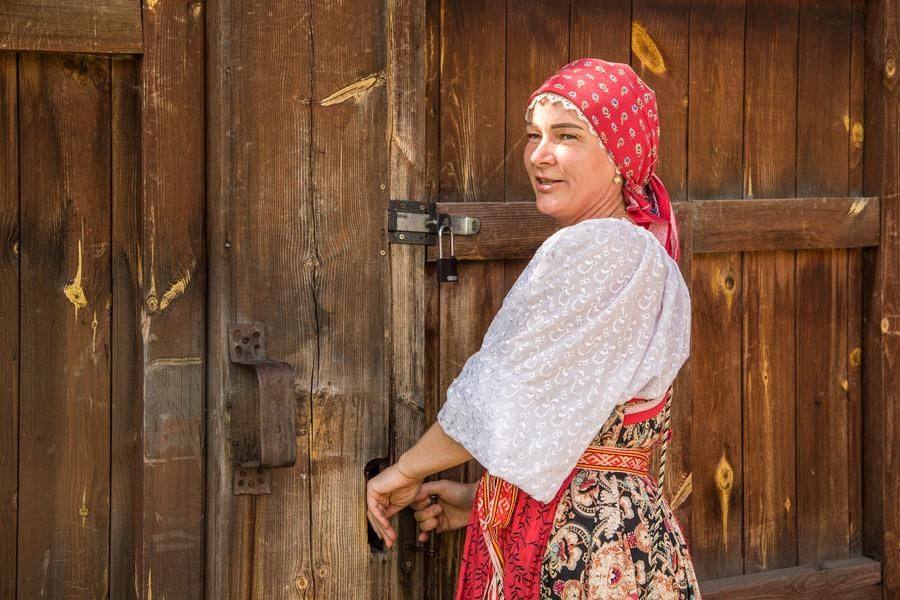 Everything is ready in the bride’s courtyard, and the groom is already knocking at the gate — and he’s not alone