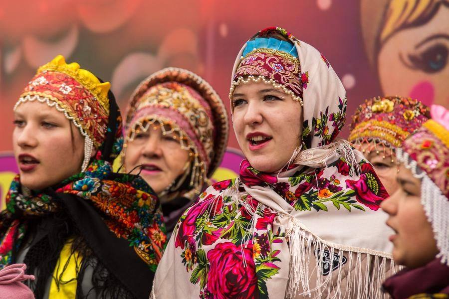 Songs ring out from two stages: at the beginning and the end of Martynov Boulevard