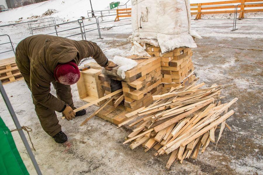 The oven made of bricks is ready, the firewood is stored: the process will take about 9 hours