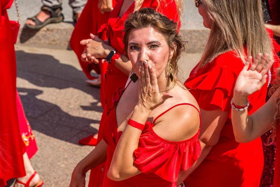 An air kiss — a warm greeting to Omsk and to everyone with a camera ready