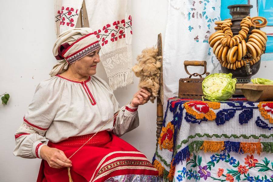 The craftswomen show how people used to spin in the old days…